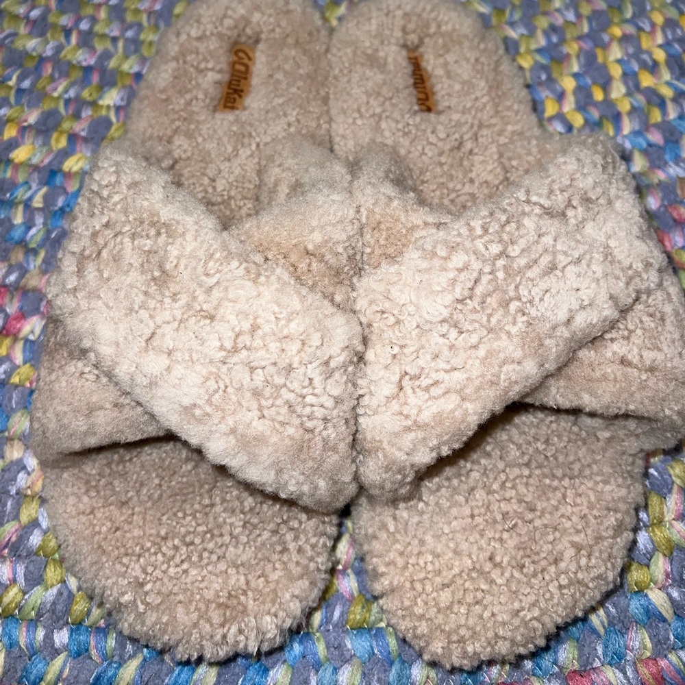 Hila Heu Genuine Shearling Slipper (Women)size 10